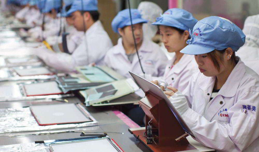 Im Quanta-Werk in Shanghai setzen Arbeiter Bildschirme für Mac-Books zusammen. (pd)