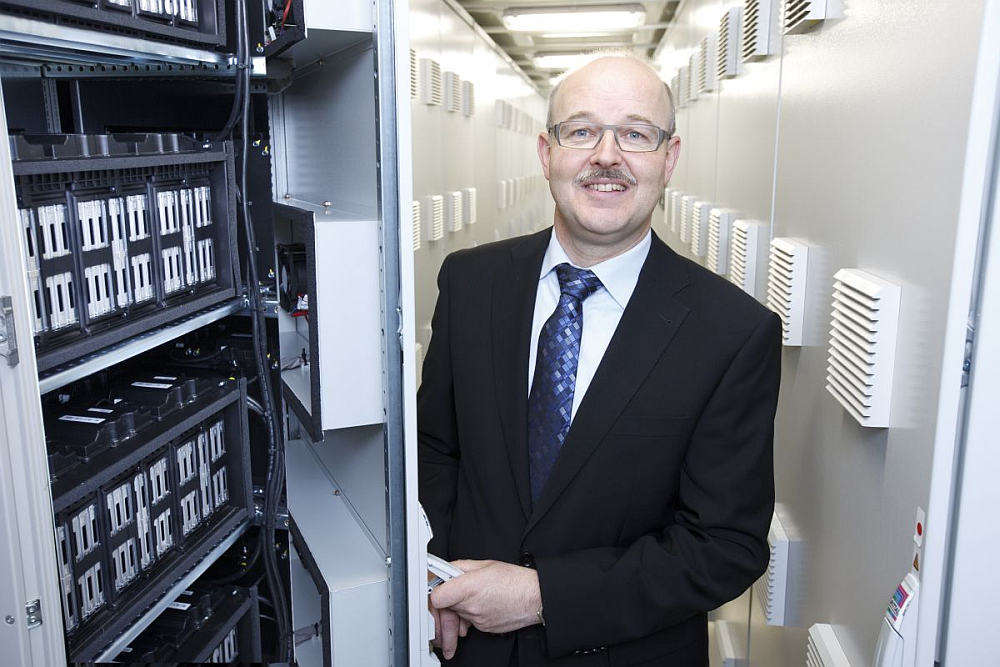 EKZ-Projektleiter des Batteriespeichers Bruno Völlmin ist im Container von einem Megawatt Lithium-Polymer-Akkumulatoren des Herstellers LG Chem umgeben.
