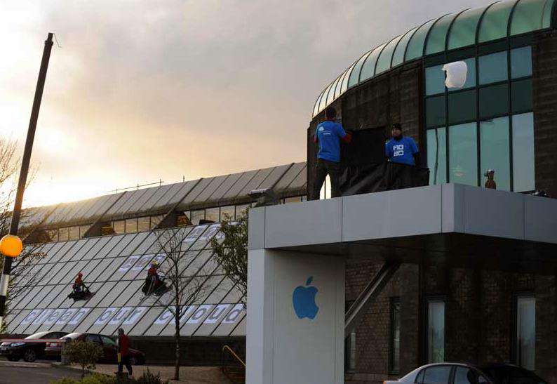 In Irland besteigen Aktivisten das europäische Hauptquartier von Apple, um gegen Strom aus Kohlekraft in den iCloud-Rechenzentren zu protestieren. (pd)