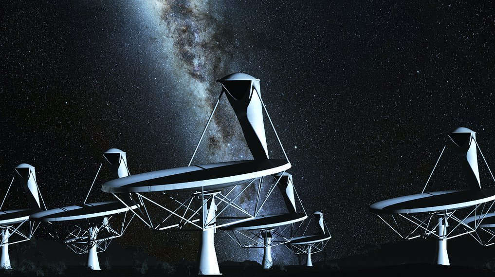 Illustration des SKA-Riesenteleskops bei Nacht: Das DOME-Projekt von IBM Research erforscht die neuen Computer-Technologien dafür. (pd)