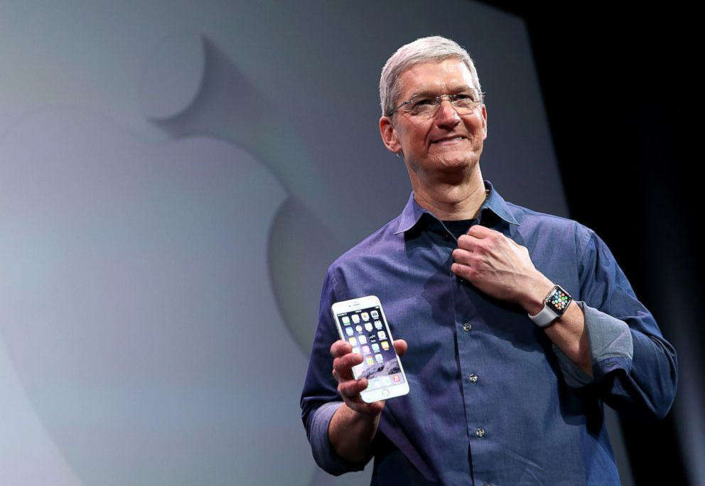 Tim Cook zeigt Apple Watch mit  iPhone6. (pd)